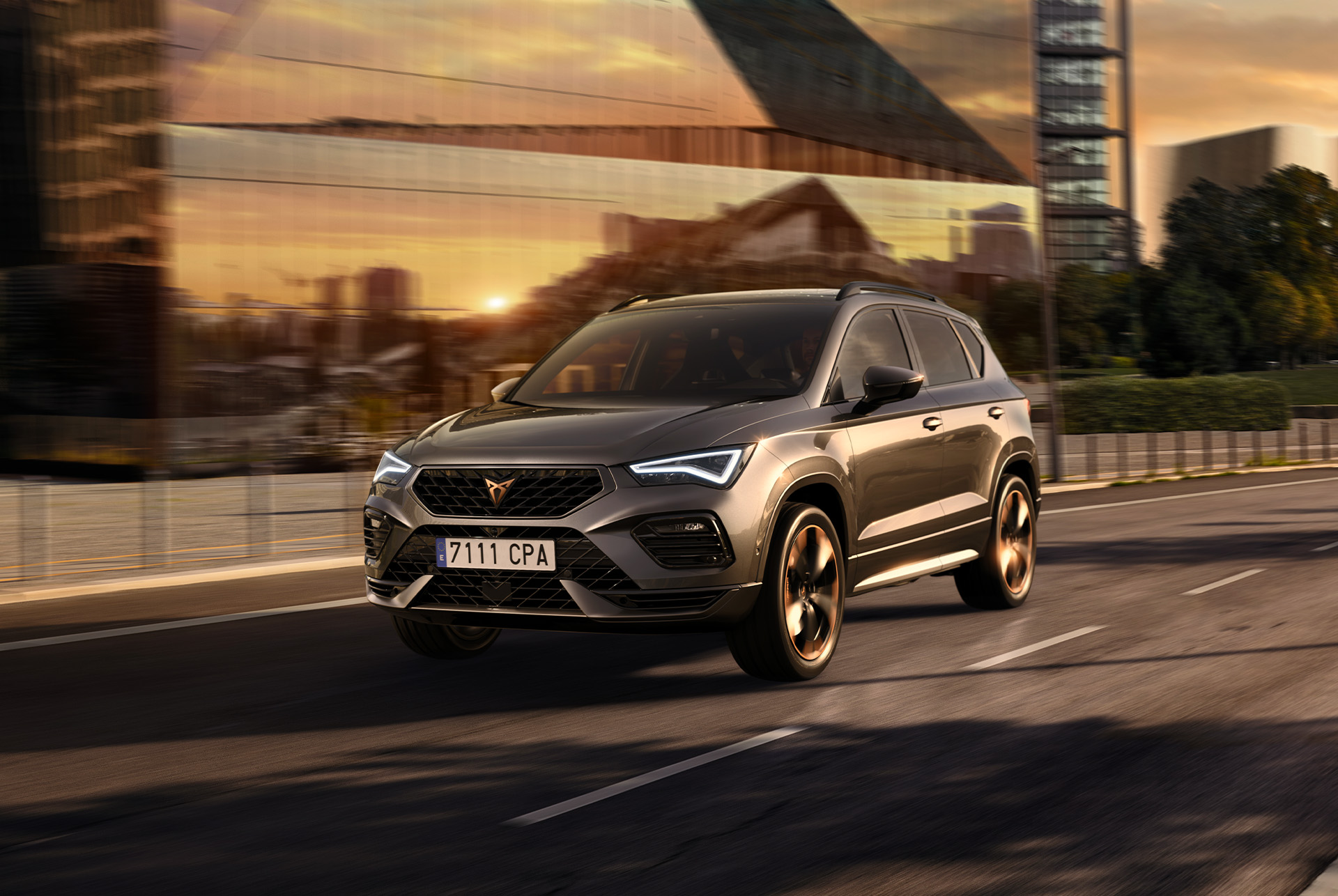 CUPRA Ateca SUV päikeseloojangu ajal linnatänaval sõitmas. SUV on saadaval 150 hj, 190 hj (4Drive) ja 300 hj (4Drive) mootoriga, mis tekitavad vähem heitmeid ja tarbivad vähem kütust.