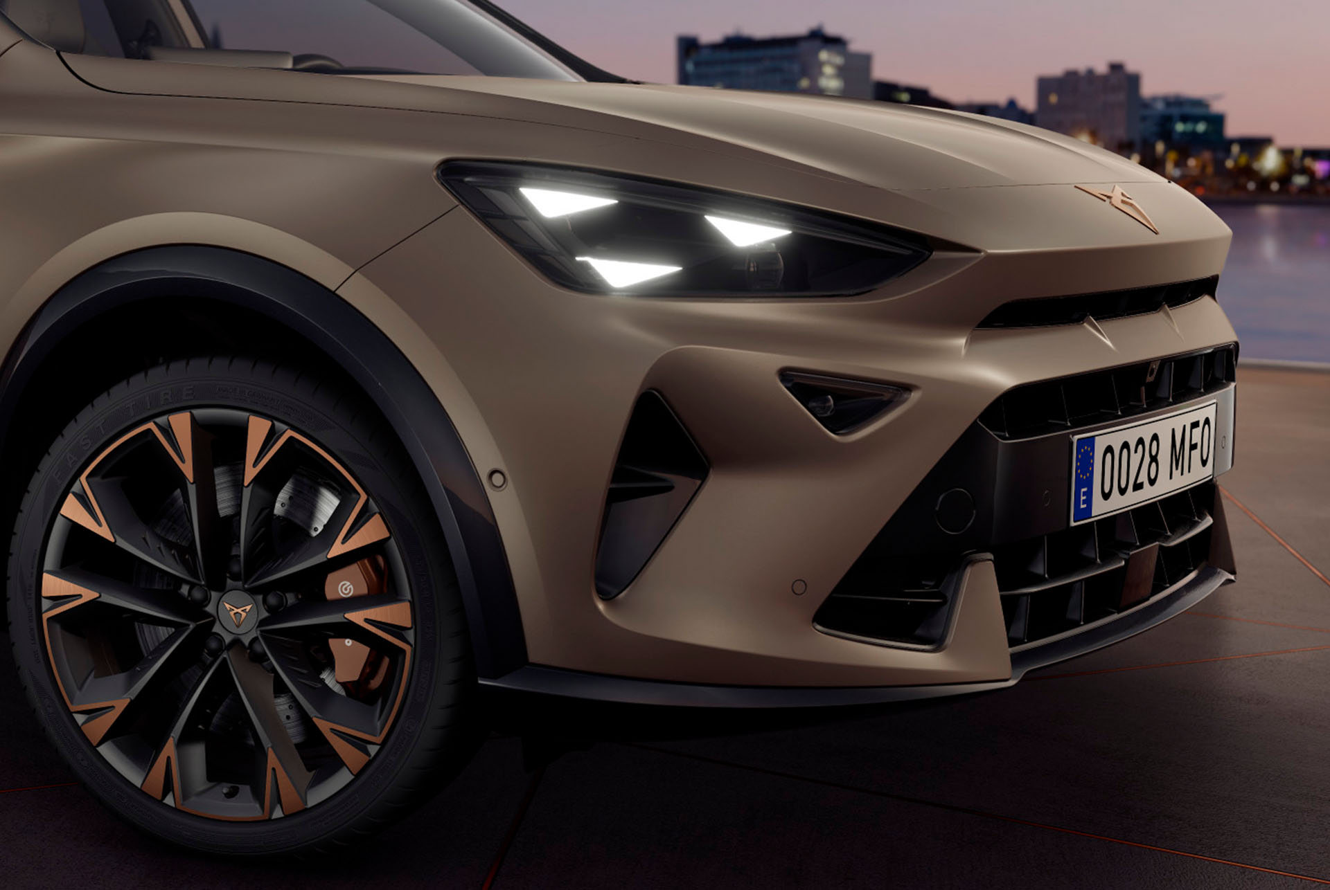 Uus CUPRA Formentor kerevärviga Century Bronze Matt, vasksete aktsentidega veljed, pakett Pure Performance, CUPRA erilise kolmnurkse tunnusvalgustusega CUPRA Matrix LED-esituled.